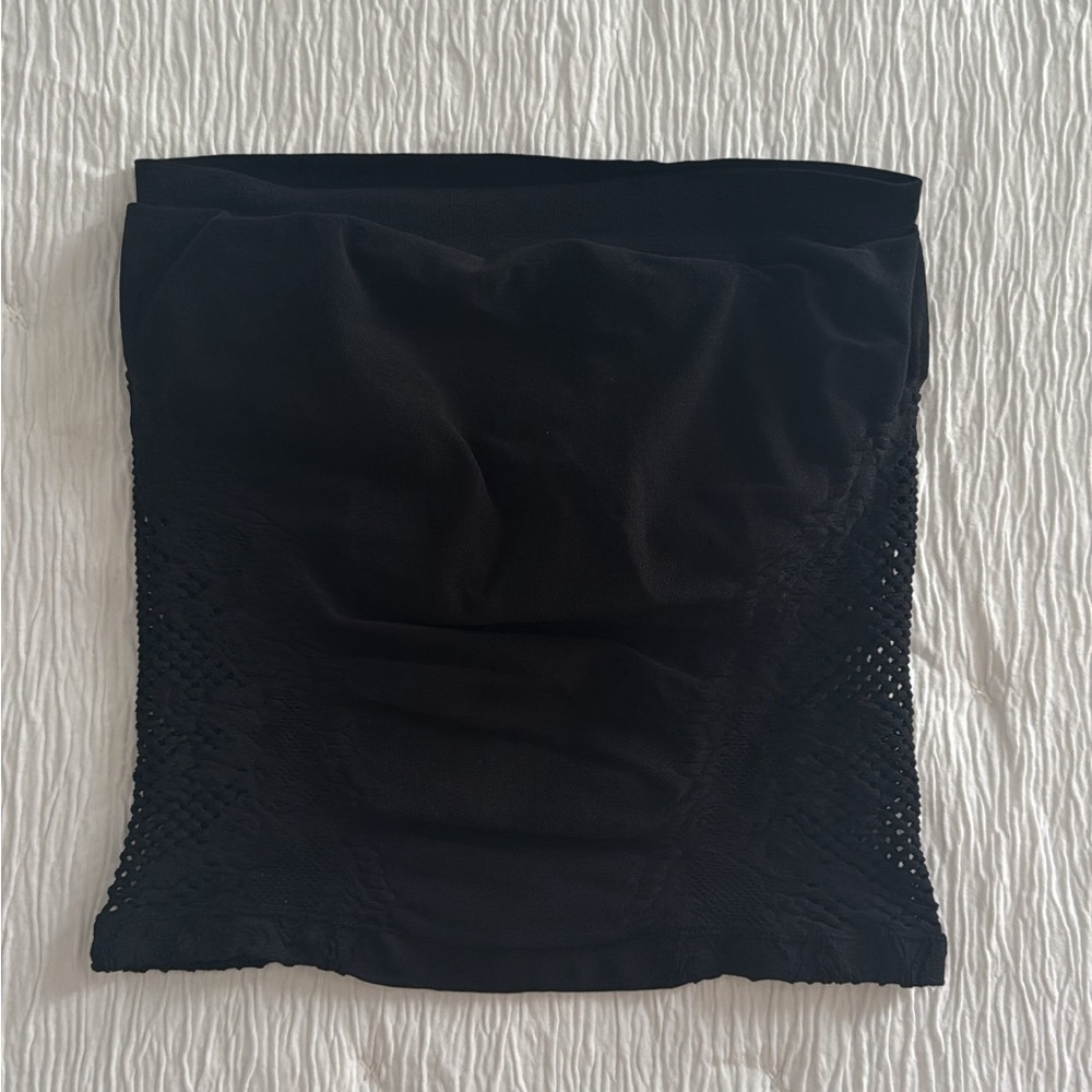 FREE PEOPLE TUBE TOP SIZE M/L
Fits more on the medium side